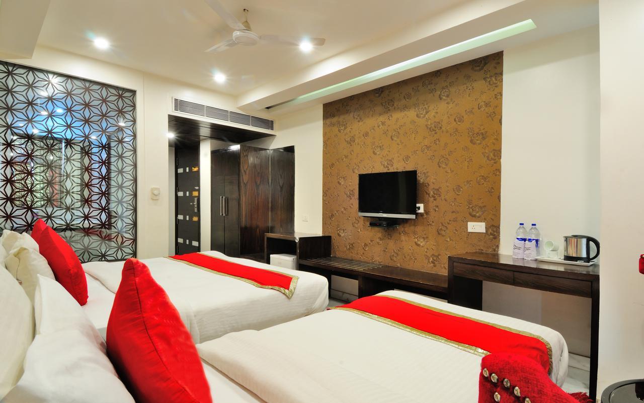 Hotel Le Benz - Free Airport Pick-Up à New Delhi Extérieur photo