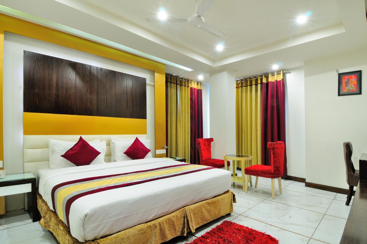 Hotel Le Benz - Free Airport Pick-Up à New Delhi Extérieur photo