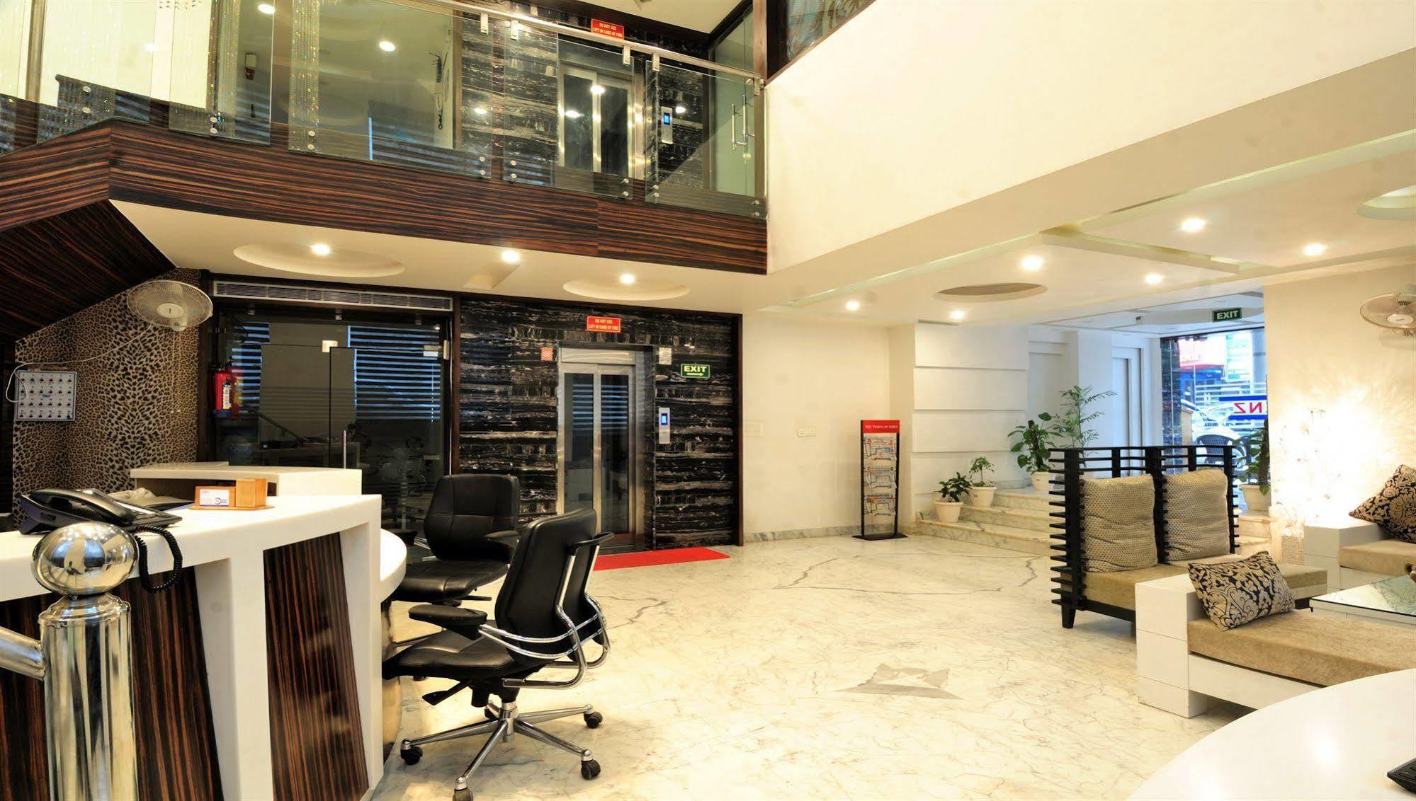 Hotel Le Benz - Free Airport Pick-Up à New Delhi Extérieur photo
