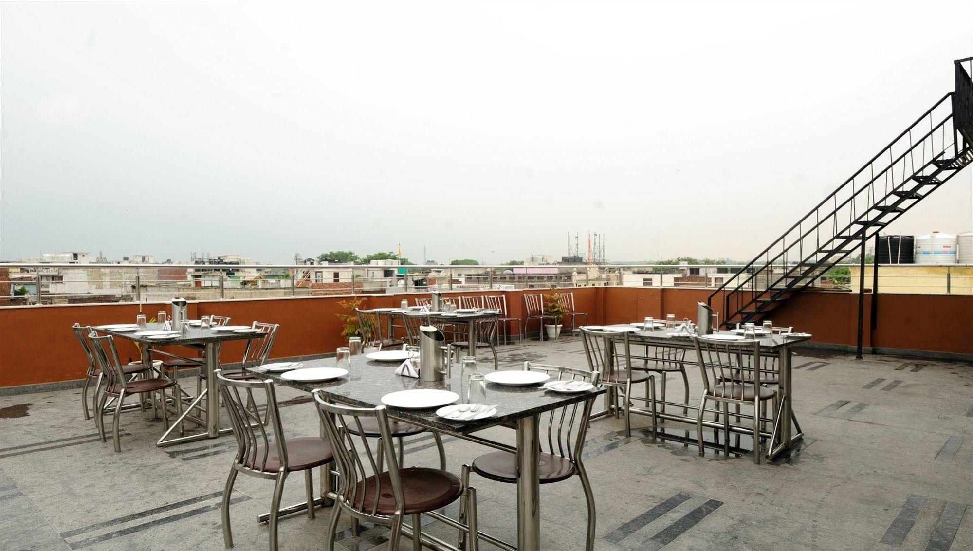 Hotel Le Benz - Free Airport Pick-Up à New Delhi Extérieur photo