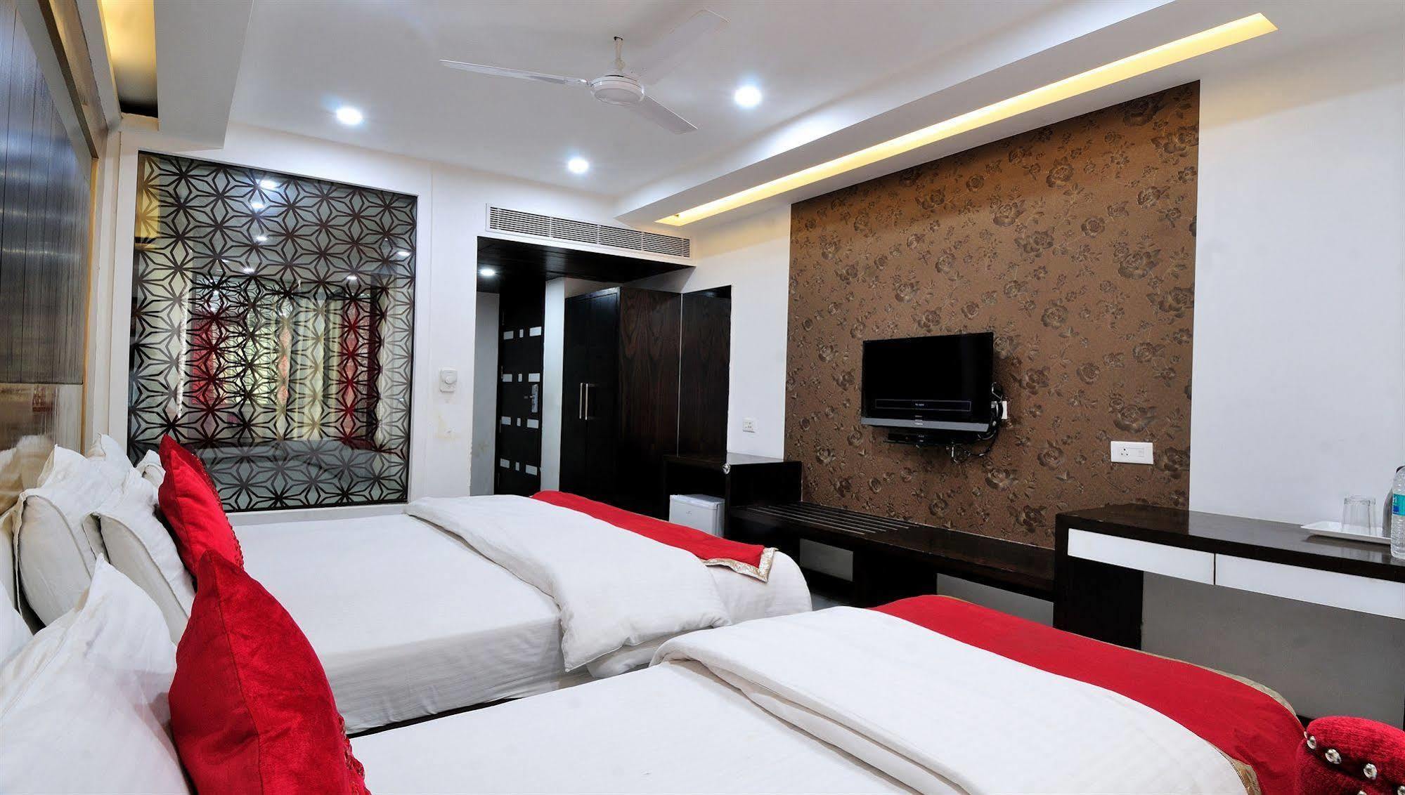 Hotel Le Benz - Free Airport Pick-Up à New Delhi Extérieur photo