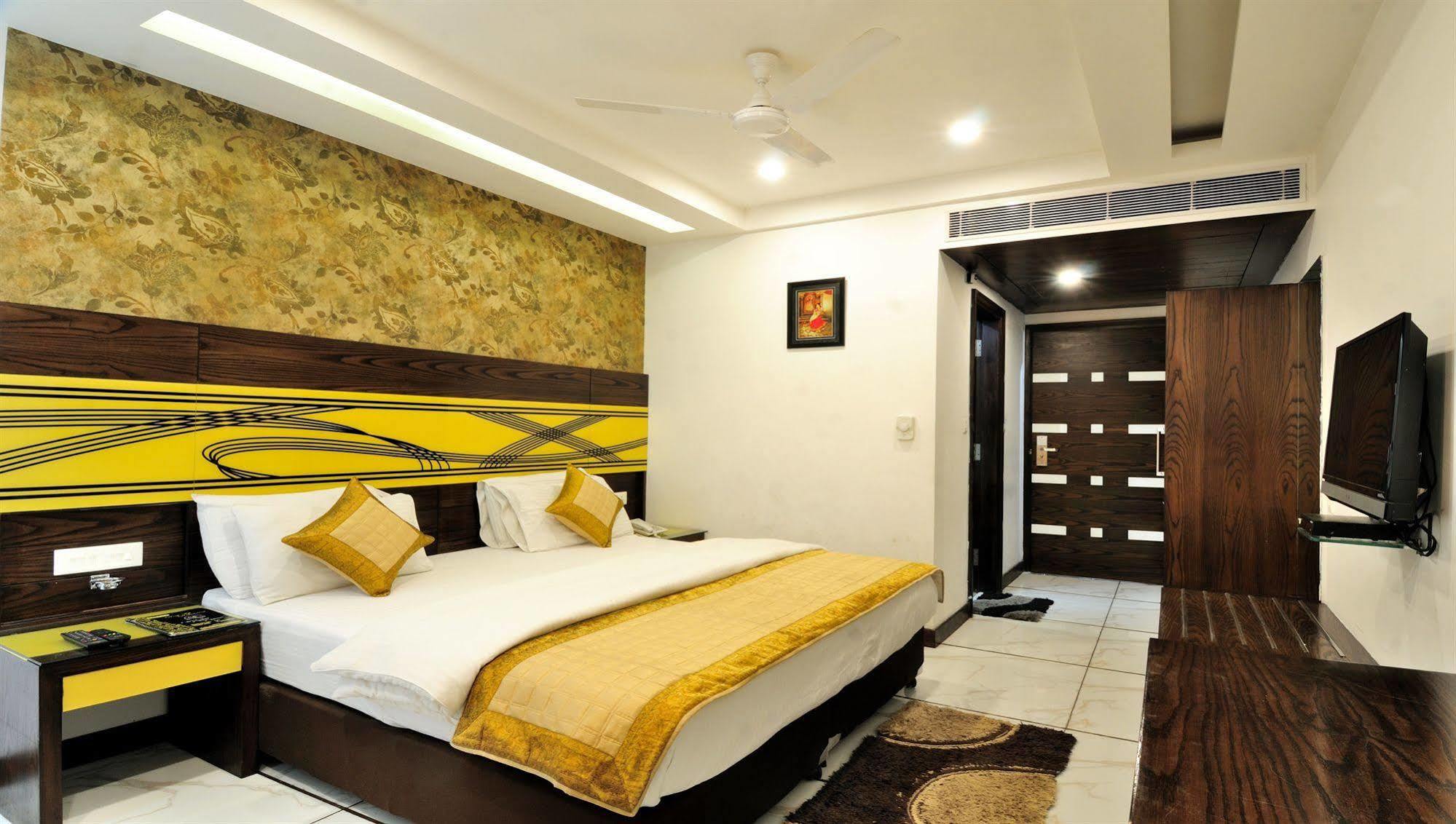Hotel Le Benz - Free Airport Pick-Up à New Delhi Extérieur photo