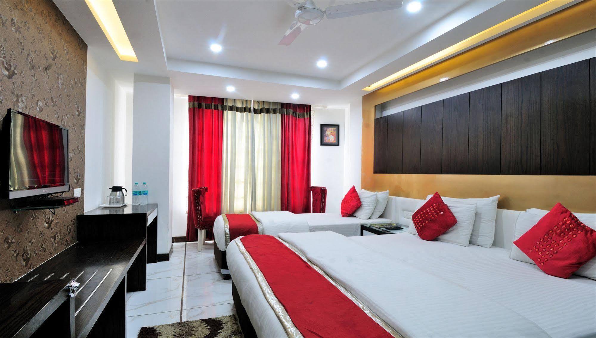 Hotel Le Benz - Free Airport Pick-Up à New Delhi Extérieur photo