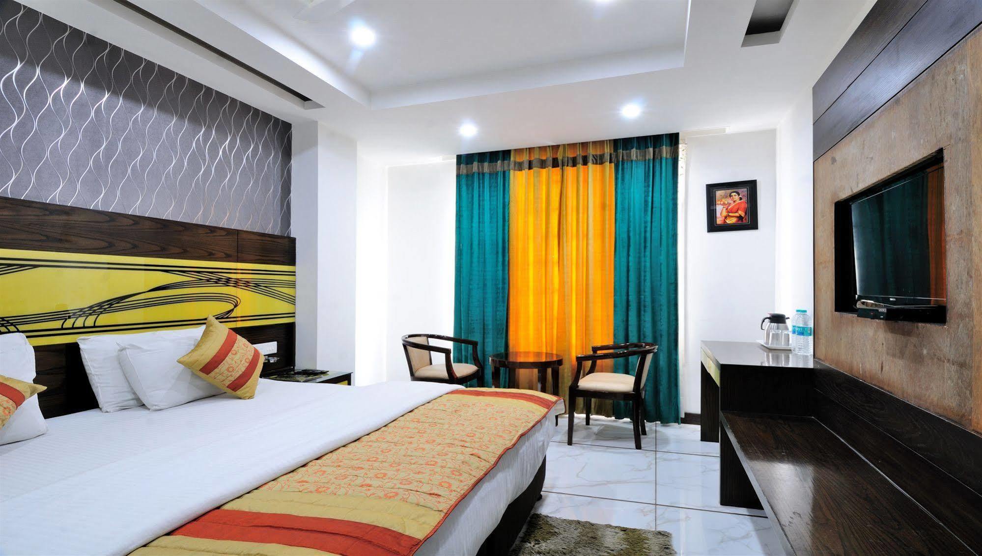 Hotel Le Benz - Free Airport Pick-Up à New Delhi Extérieur photo